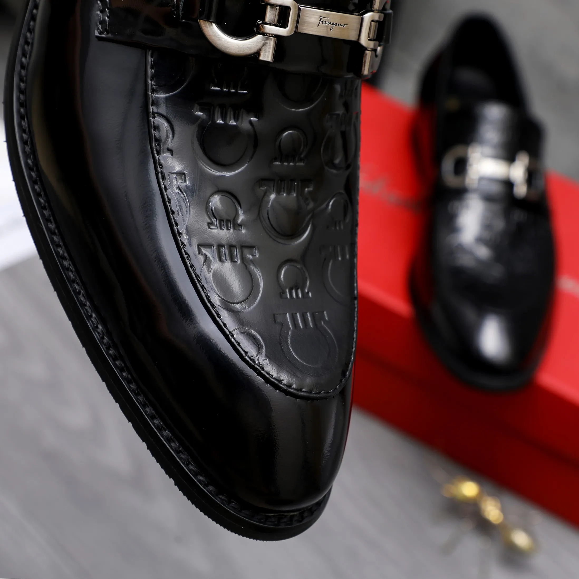 Men's shoes 💰480 Product trademark: Ferragamo " Ferragamo ] Business slip-on leather shoes Regular size: 39-44 Product materials: Selected high-quality lacquered embossed cowhide upper, cowhide lining, original outsole